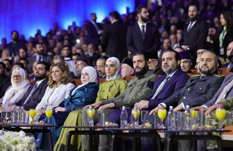 بالفيديو: الشرع وعقيلته يبكيان تأثّرًا بشهادات ضحايا النظام السابق