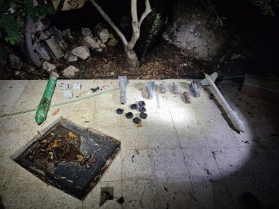 الجيش الإسرائيلي يضبط قذائف ومواد متفجرة خلال عملية في طولكرم (صور)
