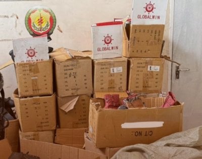 أحذية بشعارات ترمز إلى 