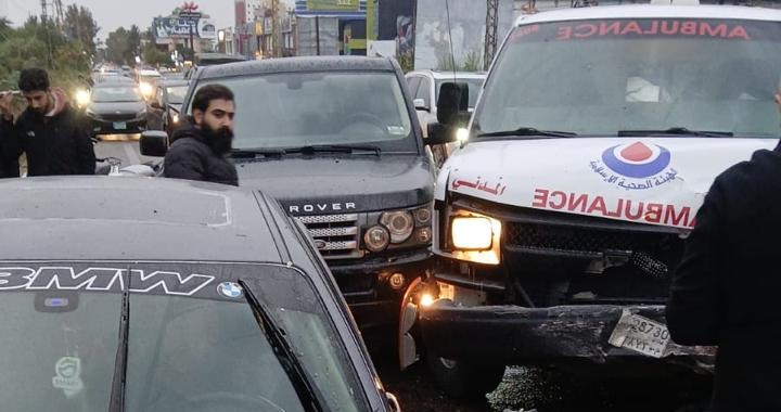 حادث سير في صور… اصطدام أربع سيارات بينها سيارة إسعاف!