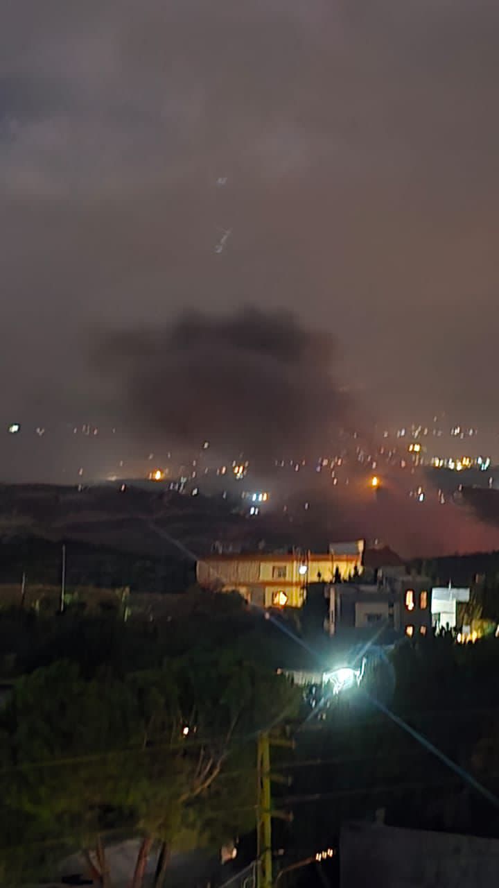 سلسلة غارات ليلية جنوبًا... الجيش الإسرائيلي يزعم إستهداف مواقع لـ "حزب الله" (فيديو)