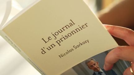 من خلف القضبان… ساركوزي يصدر كتاب "يوميات سجين"