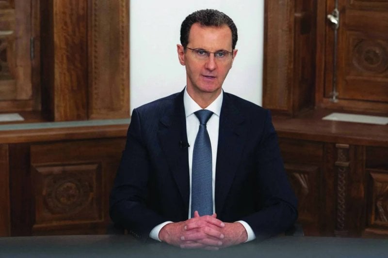 بنظارة شمسية وقبعة سوداء داخل حانة في روسيا... صورة للأسد تثير الجدل!