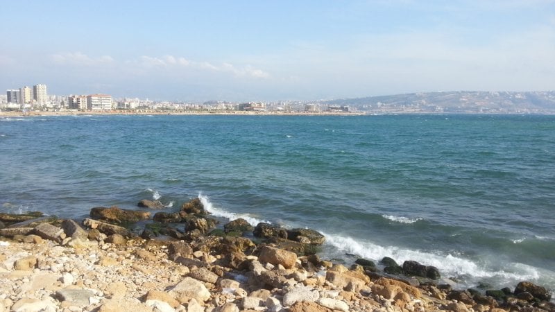 سقط ليلاً من علوّ مترين... بالفيديو: سبعيني على صخور ميناء طرابلس