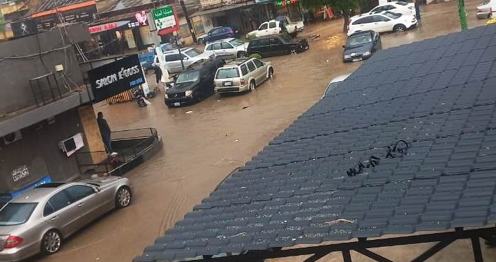 الأمطار تغرق طريق البداوي… ومناشدات من المواطنين لحلّ الأزمة