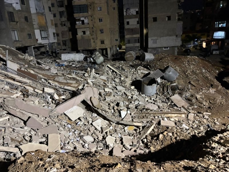 بعد انتهاء عمليات الاطفاء... انهيار المبنى في حارة حريك (صور)