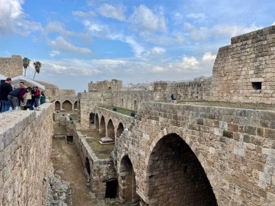 بتمويل بريطاني… قلعة طرابلس تعود للحياة بحلة جديدة (صور)