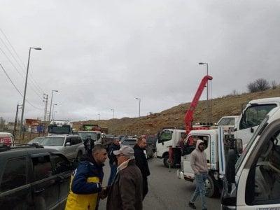 قوانين مجحفة وأرزاق مهدّدة… تحرك إحتجاجي يقطع طريقًا دوليًا! 