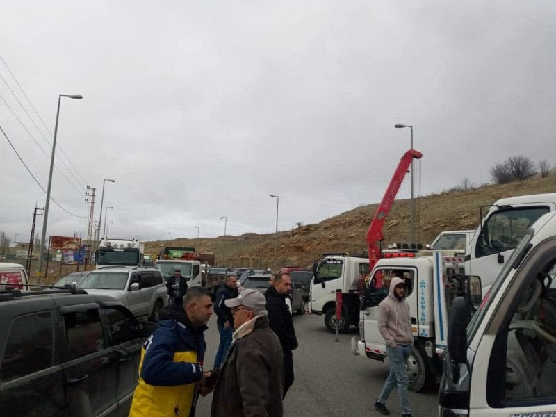 قوانين مجحفة وأرزاق مهدّدة… تحرك إحتجاجي يقطع طريقًا دوليًا! 