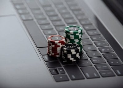 مكتب مكافحة القمار تحت المجهر: مداهمات بلا أدلة