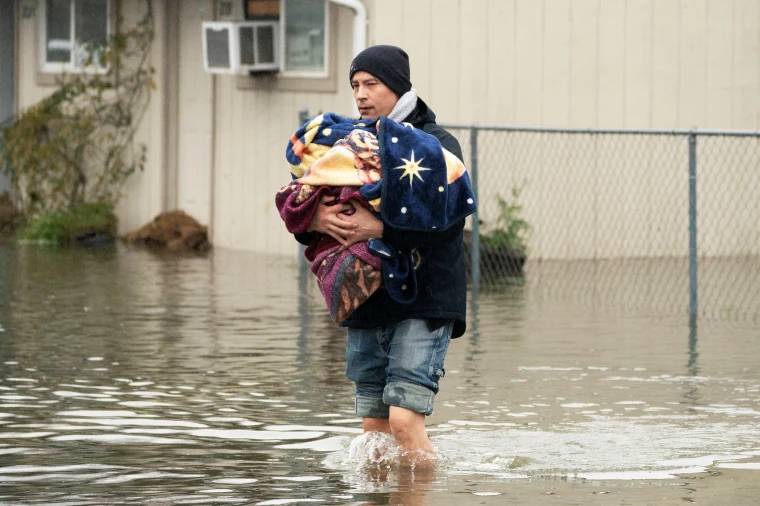 ﻿"إخلاء يطال نحو 100 ألف شخص"...  بلدات في واشنطن تغرق!(فيديو)