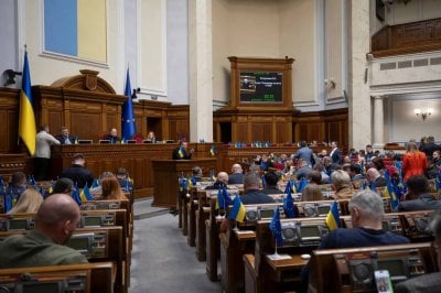 شجار على الهواء السياسي... نائبة تقتحم المنصة وتفجّر الجلسة!