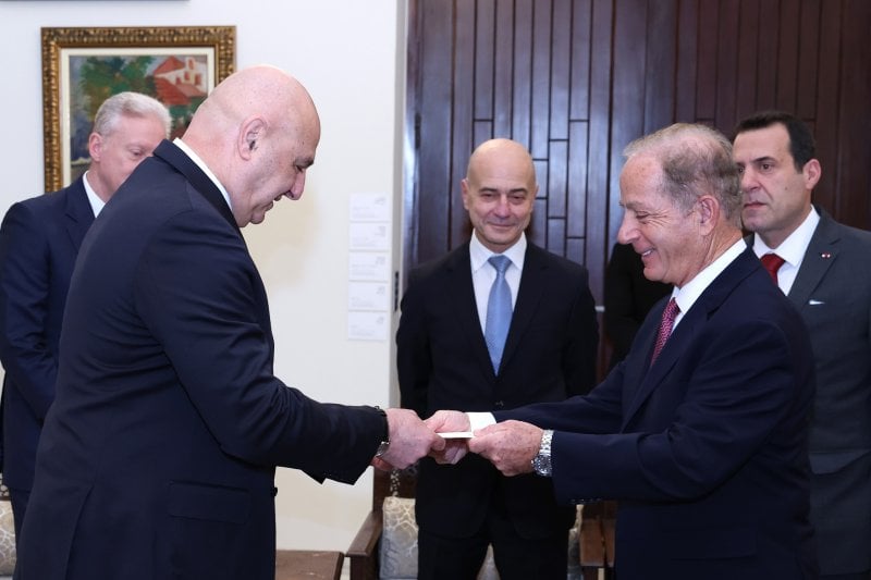 السفير الاميركي معجب.. بـ الرئيس
