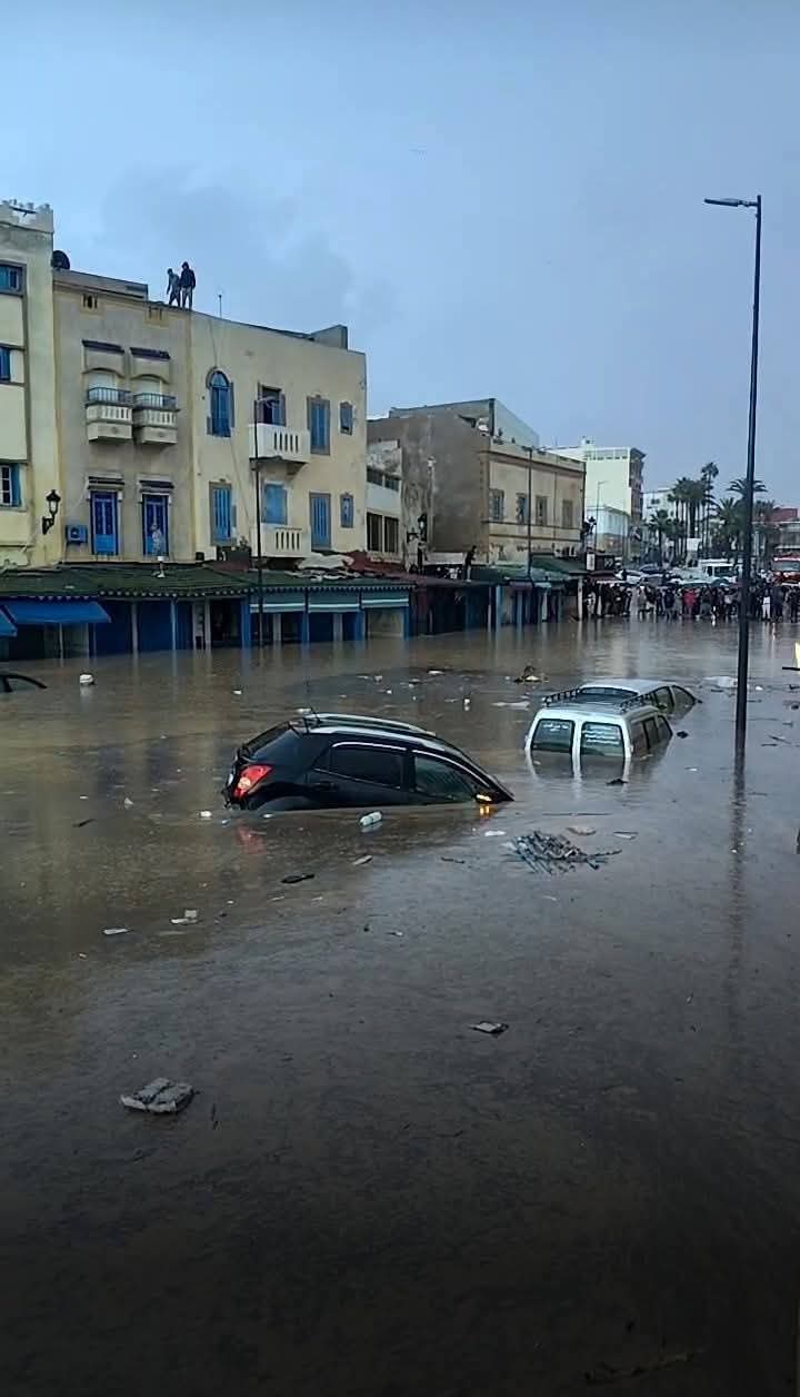 امرأة تصارع الفيضانات… وفيديو يوثّق لحظة إنقاذها في آسفي