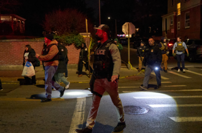 رجل بالزي الأسود يزرع الرعب في جامعة أميركية… قتلى وجرحى والمسلّح ما زال طليقًا (صور وفيديو)