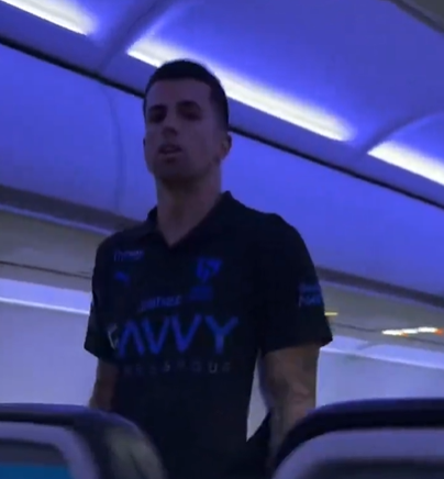 بالفيديو… حادثة على متن طائرة تضع لاعب الهلال السعودي تحت الانتقادات