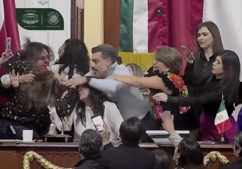 شدّ الشعر على الهواء مباشرة… اشتباك بين نائبات في كونغرس مدينة مكسيكو (فيديو)