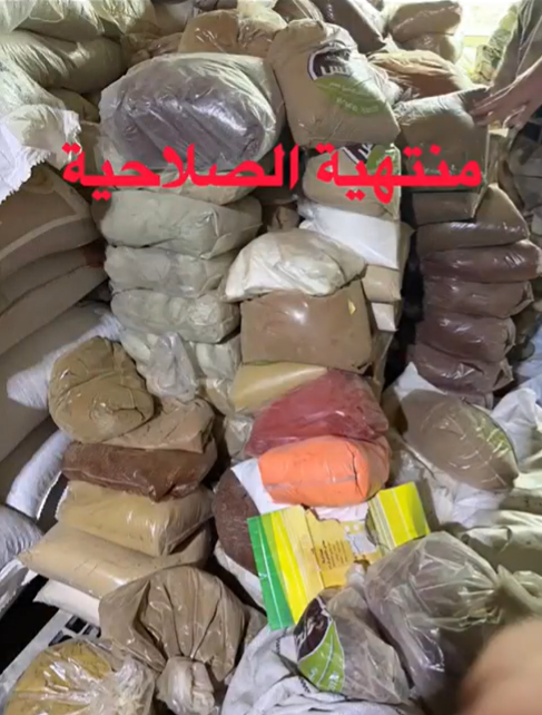 مواد غذائية فاسدة وألبسة مهرّبة… "الجمارك" تداهم في البقاع وصيدا (فيديو)