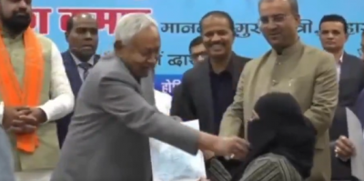 بالفيديو: رئيس وزراء بيهار ينزع نقاب طبيبة مسلمة ويثير غضبا واسعا