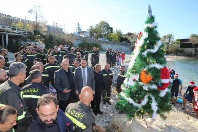 شجرة ميلاد على عمق 30 مترًا… مبادرة رمزية للدفاع المدني قبالة شاطئ العقيبة