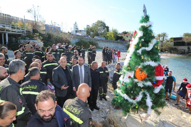 شجرة ميلاد على عمق 30 مترًا… مبادرة رمزية للدفاع المدني قبالة شاطئ العقيبة