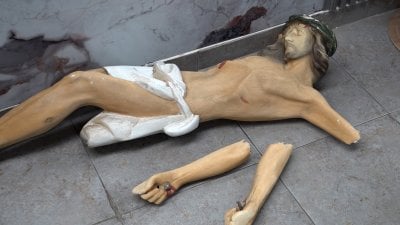 بعد سوريا... كسر الصليب في بيروت بأيادي سوداء- غليان مسيحي: احذروا!