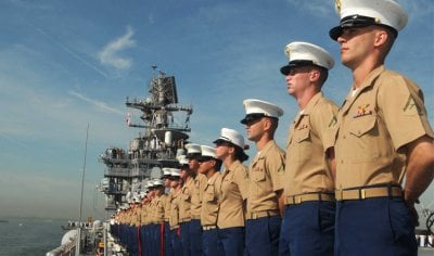 رقعة الدومينو تتساقط... جندي سابق في المارينز بقبضة الأمن