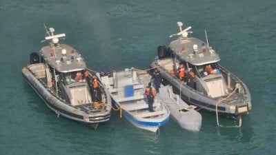 سقوط قتلى... ضربات أميركية تستهدف قاربين مشبوهين