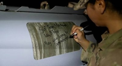 قبل اطلاقها على سوريا… جندي أميركي يكتب رسالة على قذيفة