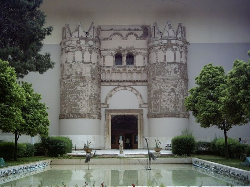  توقيف رأس شبكة لصوص آثار المتحف الوطني في دمشق