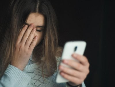 من وهم الحب إلى كابوس الابتزاز… فتيات لبنان: احذرن جيدًا!
