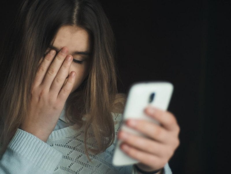 من وهم الحب إلى كابوس الابتزاز… فتيات لبنان: احذرن جيدًا!
