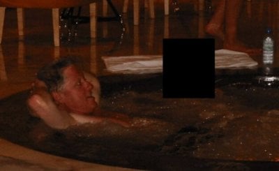 نساء عاريات وكلينتون بزي نسائي… الصور الصادمة التي كُشفت من ملفات إبستين (صور)
