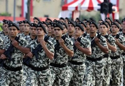 قام بأعمال نشل وسرقة وكسر زجاج سيارات... 