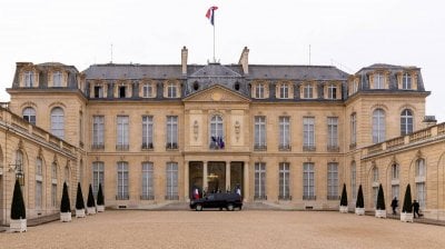 باريس تصحو على فضيحة جديدة... الإليزيه يُسرق بأيدي حماته!