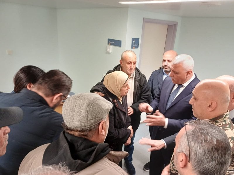 بعد إصابته في الغارة… شقير يزور المؤهّل شحادة ويؤكد الدعم الكامل (صورة)