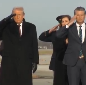 ترامب يتوعّد بالرد خلال مراسم استقبال جثامين قتلى داعش (فيديو)