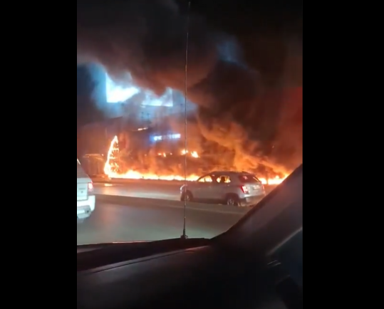 اندلاع حريق كبير داخل محل Khoury Home في الدورة (فيديو)