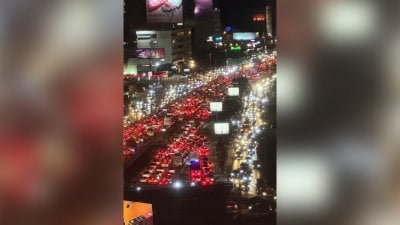 مع موسم الأعياد... زحمةٌ خانقة تشلّ حركة السير (فيديو)