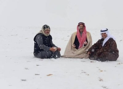 مشاهد بيضاء نادرة… تساقط الثلوج في السعودية يشعل التفاعل (فيديو)