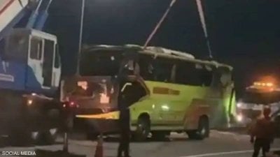 بالفيديو: كارثة مرورية فجرًا... قتلى وجرحى في انقلاب حافلة
