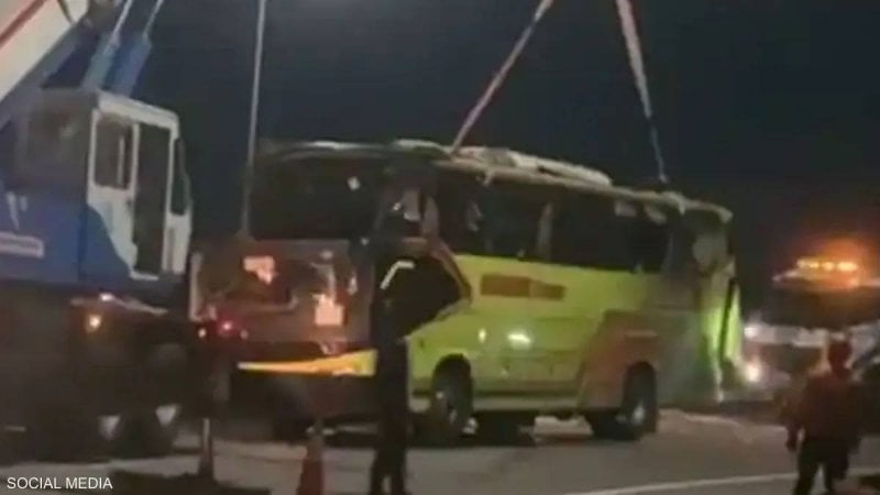 بالفيديو: كارثة مرورية فجرًا... قتلى وجرحى في انقلاب حافلة