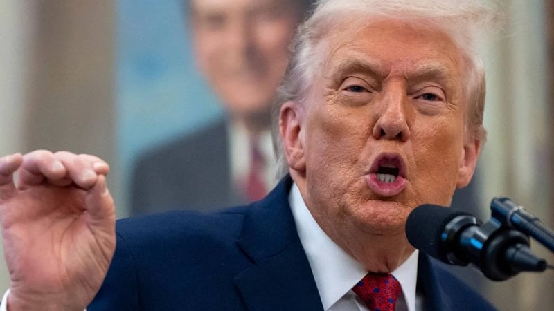 "ضرب ساقه اليمنى ثلاث مرات"… إشارات مقلقة حول صحة ترامب (فيديو)