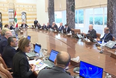 قنبلة على طاولة مجلس الوزراء... وغضب المودعين يشتعل