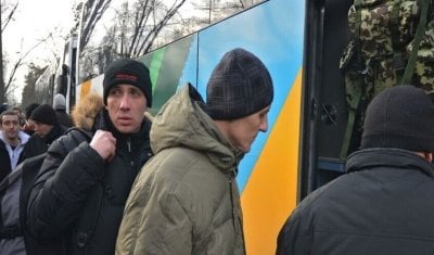 هروب جماعي للشباب في أوكرانيا… صحيفة إسبانية تكشف!