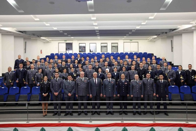 بالصور: تخريج دورة التنشئة العسكرية للضباط الاختصاصيين في الأمن العام