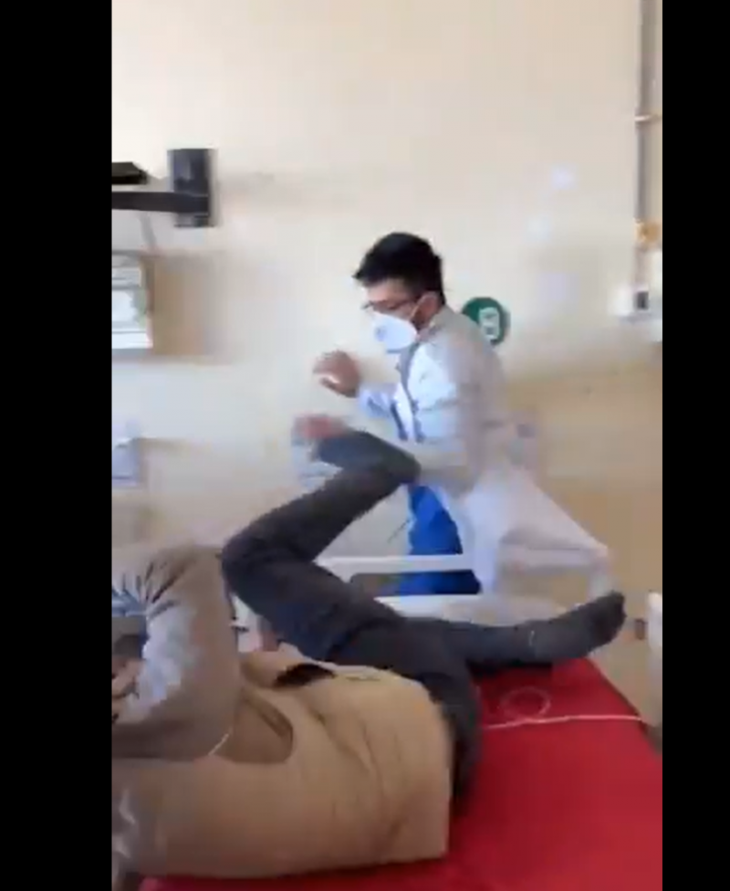 بالفيديو: طبيب يعتدي على مريض... والسبب مثير للدهشة!