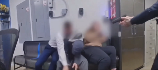 بالفيديو شرطي ينجو من محاولة قتل في اللحظة الأخيرة