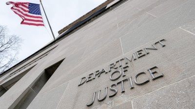 وزارة العدل تعيد نشر صورة لترامب من ملفات إبستين