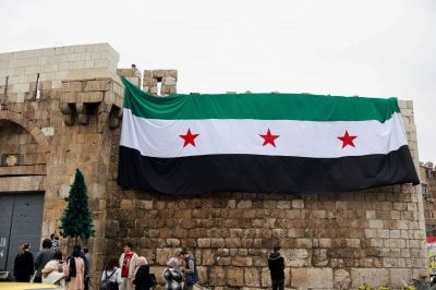 اللوح الذي سبق السقوط… إليكم كواليس اللحظة المفصلية في سوريا (فيديو وصور)